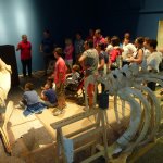 Incontro con i visitatori durante il montaggio dello scheletro di capodoglio